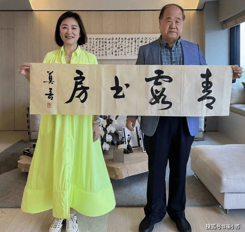 林青霞剪了波波头年轻20岁，宽松连衣裙+帆布鞋，完全没有大妈味
