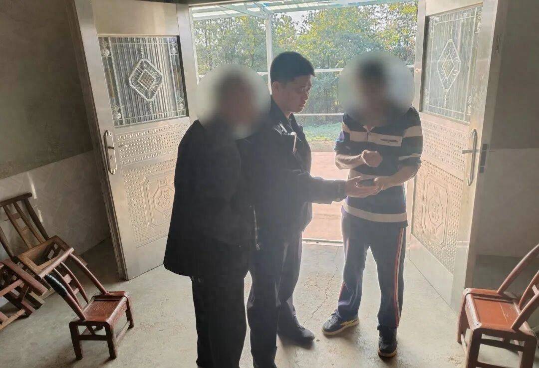 儿子把存有20万的银行卡藏鞋里寄出,八旬老父亲步行近10公里报案