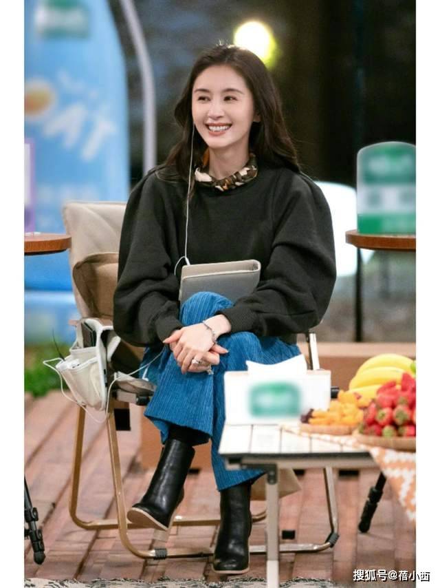 看了王子文的穿搭,我悟了:卫衣不配半裙、乐福鞋,才更时尚好看