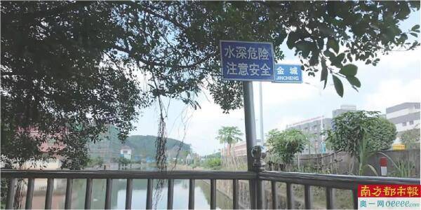 阿婆落水仅露背阿伯脱鞋就跳下水
