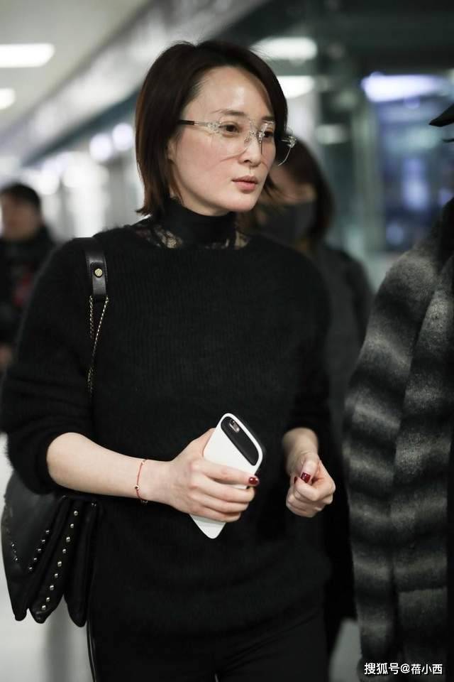 以为“蒋勤勤”这回保守一点,远看是穿着一身黑,后背却透出内衣