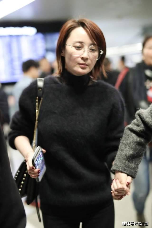 以为“蒋勤勤”这回保守一点,远看是穿着一身黑,后背却透出内衣