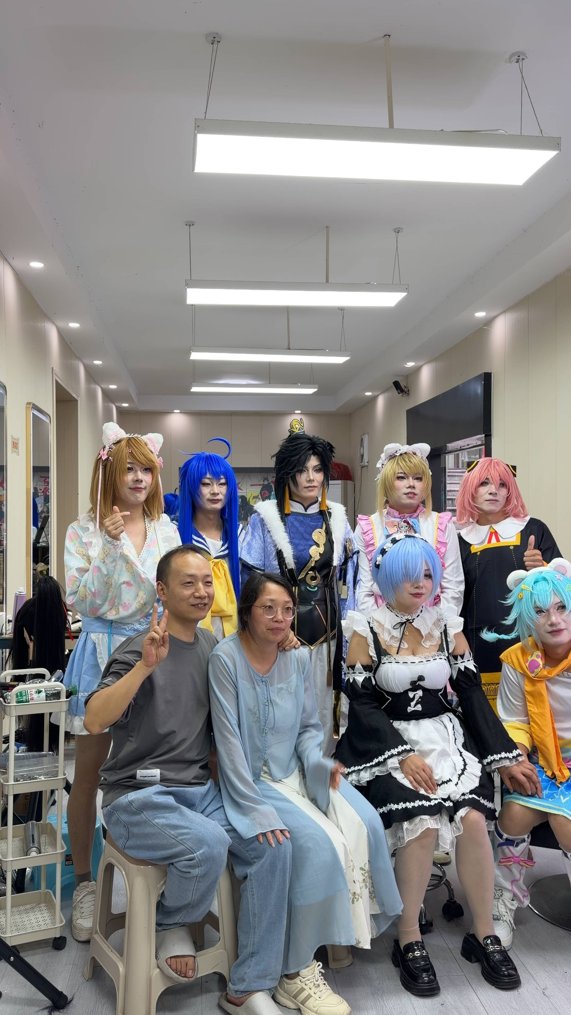 理发生意不景气男老板们学做假发穿女装
