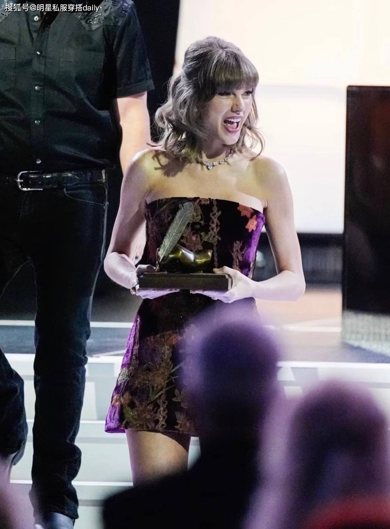 TaylorSwift才华和颜值均在线!2套抹胸裙搭配高跟鞋,复古优雅!