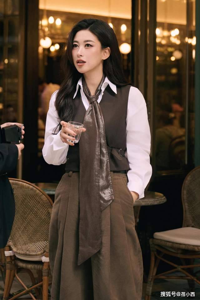 又被朱珠惊艳了！衬衫叠穿不配裙子、乐福鞋，这样打扮更时尚高级